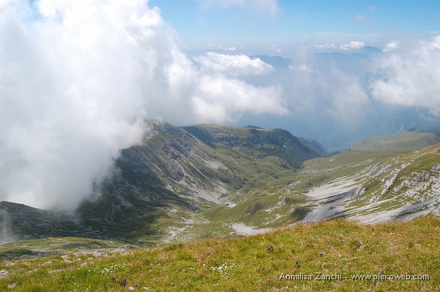 10 Dalla vetta panorama verso i prati a sud che sovrastano la Val Parina.JPG